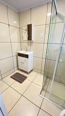 Uma casa de banho em Casa 200 metros do mar com churrasqueira