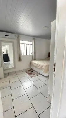 Uma televisão e/ou sistema de entretenimento em Casa 200 metros do mar com churrasqueira