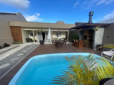 A piscina em ou perto de 200 metros da praia com piscina
