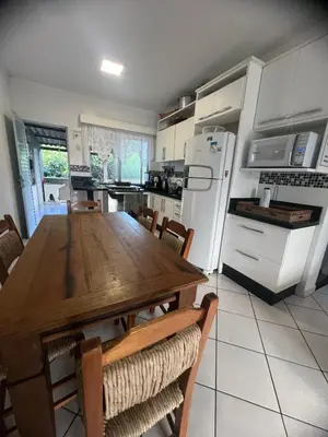 A cozinha ou kitchenette de 200 metros da praia com piscina