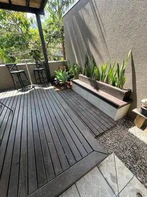 Uma varanda ou terraço em 200 metros da praia com piscina