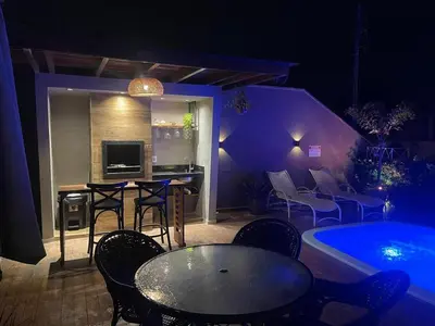 Uma televisão e/ou sistema de entretenimento em 200 metros da praia com piscina