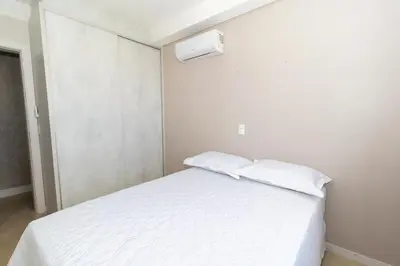 Uma cama ou camas num quarto em Departamento Premium Bombas Brasil