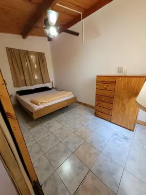 Uma cama ou camas num quarto em casa franca