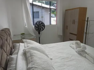 Uma cama ou camas num quarto em A poucos passos do mar, Casa em Ganchos de Fora