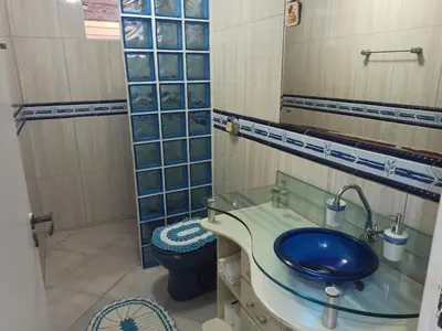 Uma casa de banho em A poucos passos do mar, Casa em Ganchos de Fora