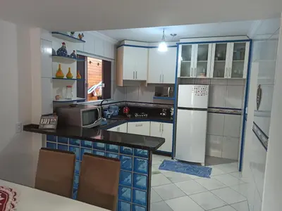 A cozinha ou kitchenette de A poucos passos do mar, Casa em Ganchos de Fora
