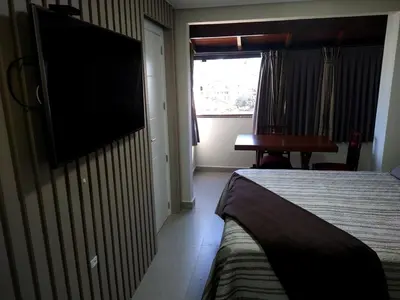 Uma televisão e/ou sistema de entretenimento em Apartamento aconchegante 100 metros do mar