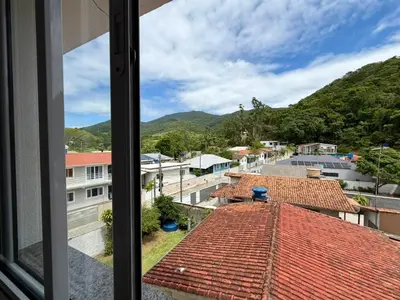 Uma vista geral da montanha ou uma vista da montanha a partir do apartamento