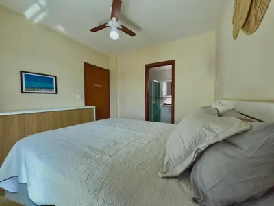 Uma cama ou camas num quarto em Solar de Bombas - Apto 1 quarto - Com toalhas e roupa de cama - Sacada com churrasqueira - climatizado - 5 minutos da a pé da praia de Bombas, 10 min a pé da passarela do Ribeiro ideal para casais ou viajantes solo