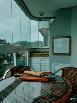 A planta de Solar de Bombas - Apto 1 quarto - Com toalhas e roupa de cama - Sacada com churrasqueira - climatizado - 5 minutos da a pé da praia de Bombas, 10 min a pé da passarela do Ribeiro ideal para casais ou viajantes solo