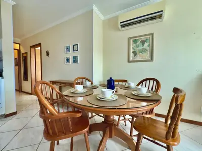Uma área de estar em Solar de Bombas - Apto 1 quarto - Com toalhas e roupa de cama - Sacada com churrasqueira - climatizado - 5 minutos da a pé da praia de Bombas, 10 min a pé da passarela do Ribeiro ideal para casais ou viajantes solo