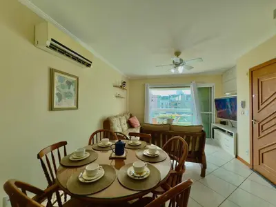 Uma área de estar em Solar de Bombas - Apto 1 quarto - Com toalhas e roupa de cama - Sacada com churrasqueira - climatizado - 5 minutos da a pé da praia de Bombas, 10 min a pé da passarela do Ribeiro ideal para casais ou viajantes solo