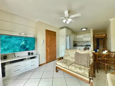 A cozinha ou kitchenette de Solar de Bombas - Apto 1 quarto - Com toalhas e roupa de cama - Sacada com churrasqueira - climatizado - 5 minutos da a pé da praia de Bombas, 10 min a pé da passarela do Ribeiro ideal para casais ou viajantes solo