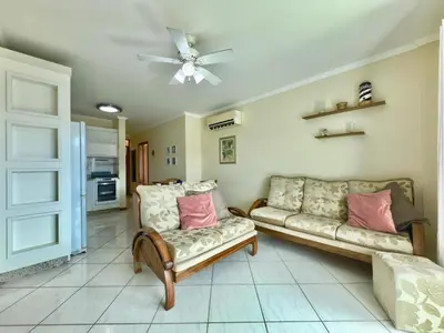 Uma área de estar em Solar de Bombas - Apto 1 quarto - Com toalhas e roupa de cama - Sacada com churrasqueira - climatizado - 5 minutos da a pé da praia de Bombas, 10 min a pé da passarela do Ribeiro ideal para casais ou viajantes solo