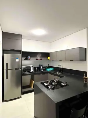A cozinha ou kitchenette de Apartamento novo com duas suites e proximo ao mar e ao Hard Rock Cafe