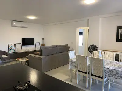 Uma televisão e/ou sistema de entretenimento em Apartamento novo com duas suites e proximo ao mar e ao Hard Rock Cafe