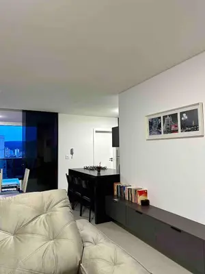 Uma área de estar em Apartamento novo com duas suites e proximo ao mar e ao Hard Rock Cafe