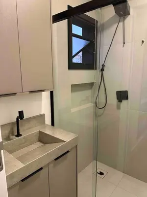 Uma casa de banho em Apartamento novo com duas suites e proximo ao mar e ao Hard Rock Cafe