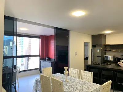 A cozinha ou kitchenette de Apartamento novo com duas suites e proximo ao mar e ao Hard Rock Cafe