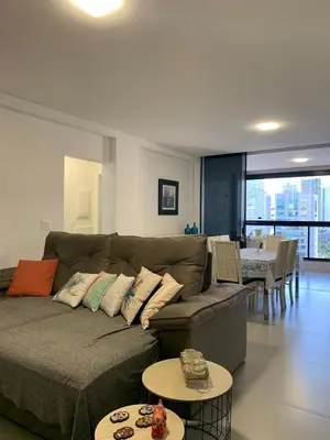 Uma área de estar em Apartamento novo com duas suites e proximo ao mar e ao Hard Rock Cafe