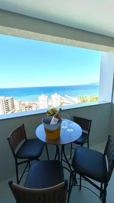 Uma vista do mar geral ou uma vista do mar a partir do apartamento