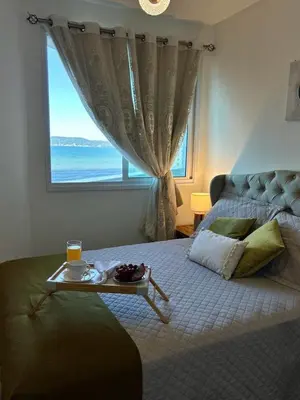 Uma cama ou camas num quarto em Hermoso apartamento con vista al Mar