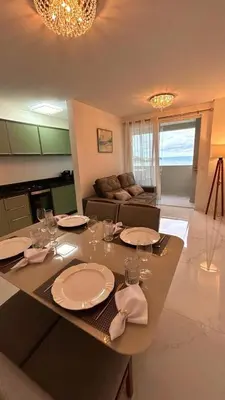 Uma área de estar em Hermoso apartamento con vista al Mar