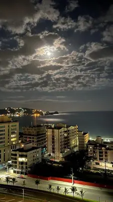 Uma vista do mar geral ou uma vista do mar a partir do apartamento