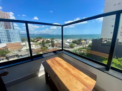 Uma vista do mar geral ou uma vista do mar a partir do apartamento