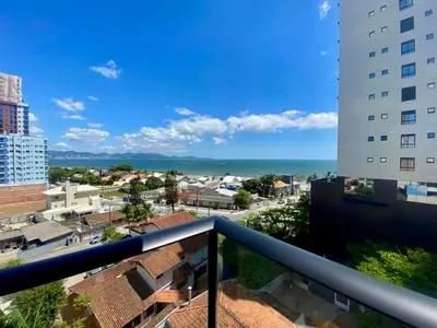 Uma vista do mar geral ou uma vista do mar a partir do apartamento