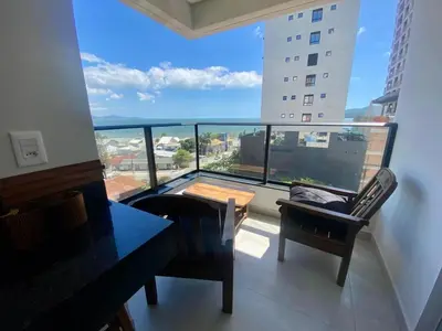 Uma vista do mar geral ou uma vista do mar a partir do apartamento