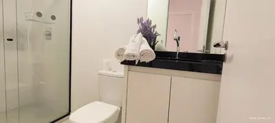 Uma casa de banho em Apto 1 suite e 1 quarto, sacada com churrasqueira