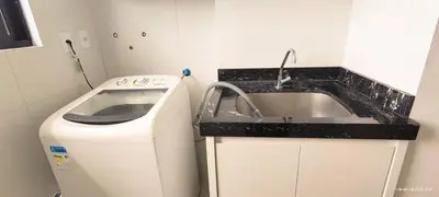 A planta de Apto 1 suite e 1 quarto, sacada com churrasqueira