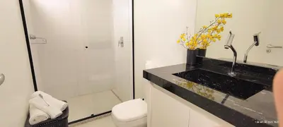 Uma casa de banho em Apto 1 suite e 1 quarto, sacada com churrasqueira