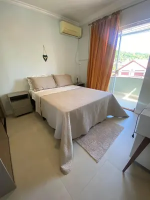 Uma cama ou camas num quarto em Apartamento Centro de Bombinhas