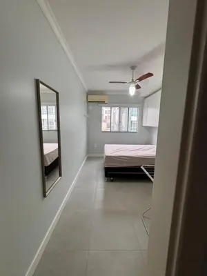 Uma cama ou camas num quarto em Apartamento Centro de Bombinhas