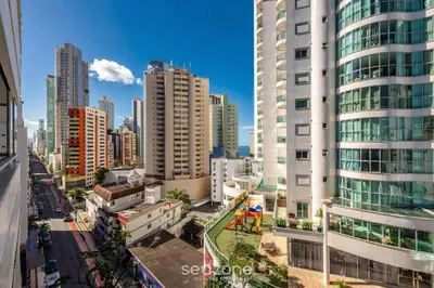 Uma vista geral de Balneário Camboriú ou a vista da cidade a partir do apartamento