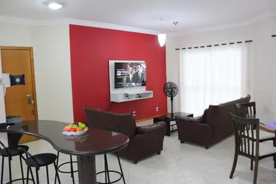Uma televisão e/ou sistema de entretenimento em Apartamento em Meia Praia