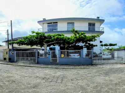O edifício onde o apartamento está situado