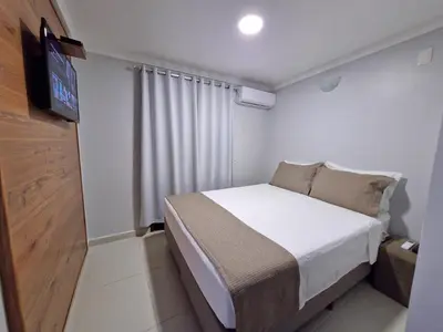 Uma cama ou camas num quarto em Studios Bombinhas