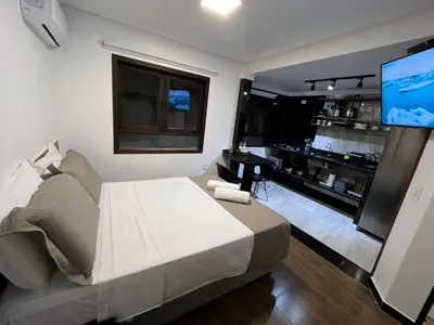 Uma televisão e/ou sistema de entretenimento em Studios Bombinhas
