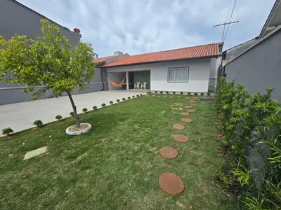 Um jardim no exterior de Casa Bombinhas