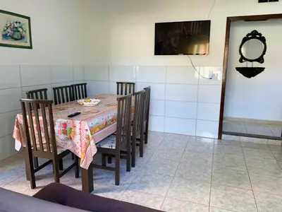 Uma televisão e/ou sistema de entretenimento em Casa Bombinhas