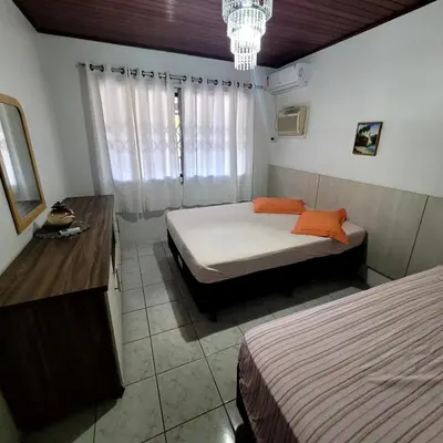 Uma cama ou camas num quarto em Bombinhas Brasil Residence II Guest House no Centro