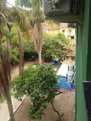 Um jardim no exterior de Pousada Camping Bombinhas