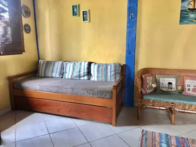 Uma área de estar em Chalés no centro de Bombinhas