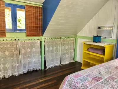Uma cama ou camas num quarto em Chalés no centro de Bombinhas
