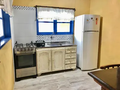 A cozinha ou kitchenette de Chalés no centro de Bombinhas
