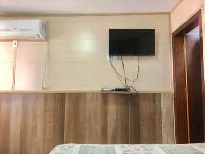 Uma televisão e/ou sistema de entretenimento em Kitnet no Centro de Bombinhas